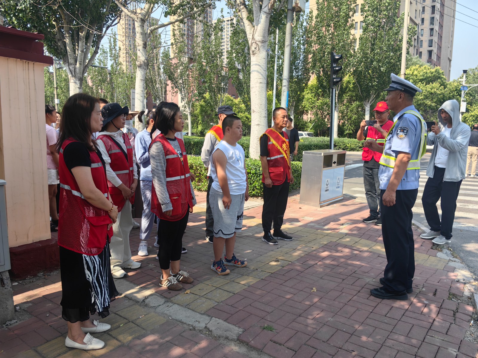 里社区：党旗辉映爱心桥新葡京博彩茶淀街道清园(图1)