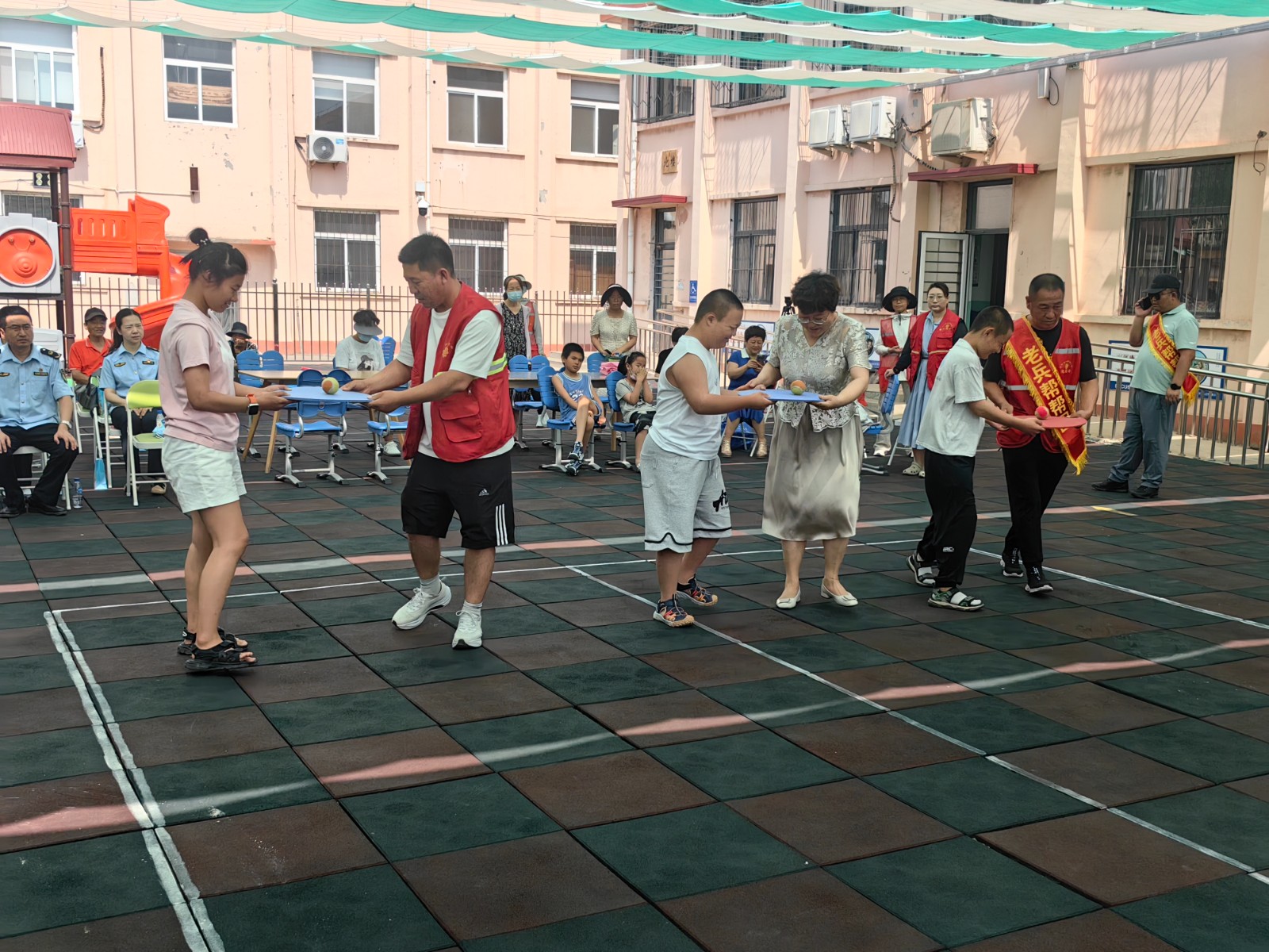 里社区：党旗辉映爱心桥新葡京博彩茶淀街道清园(图2)