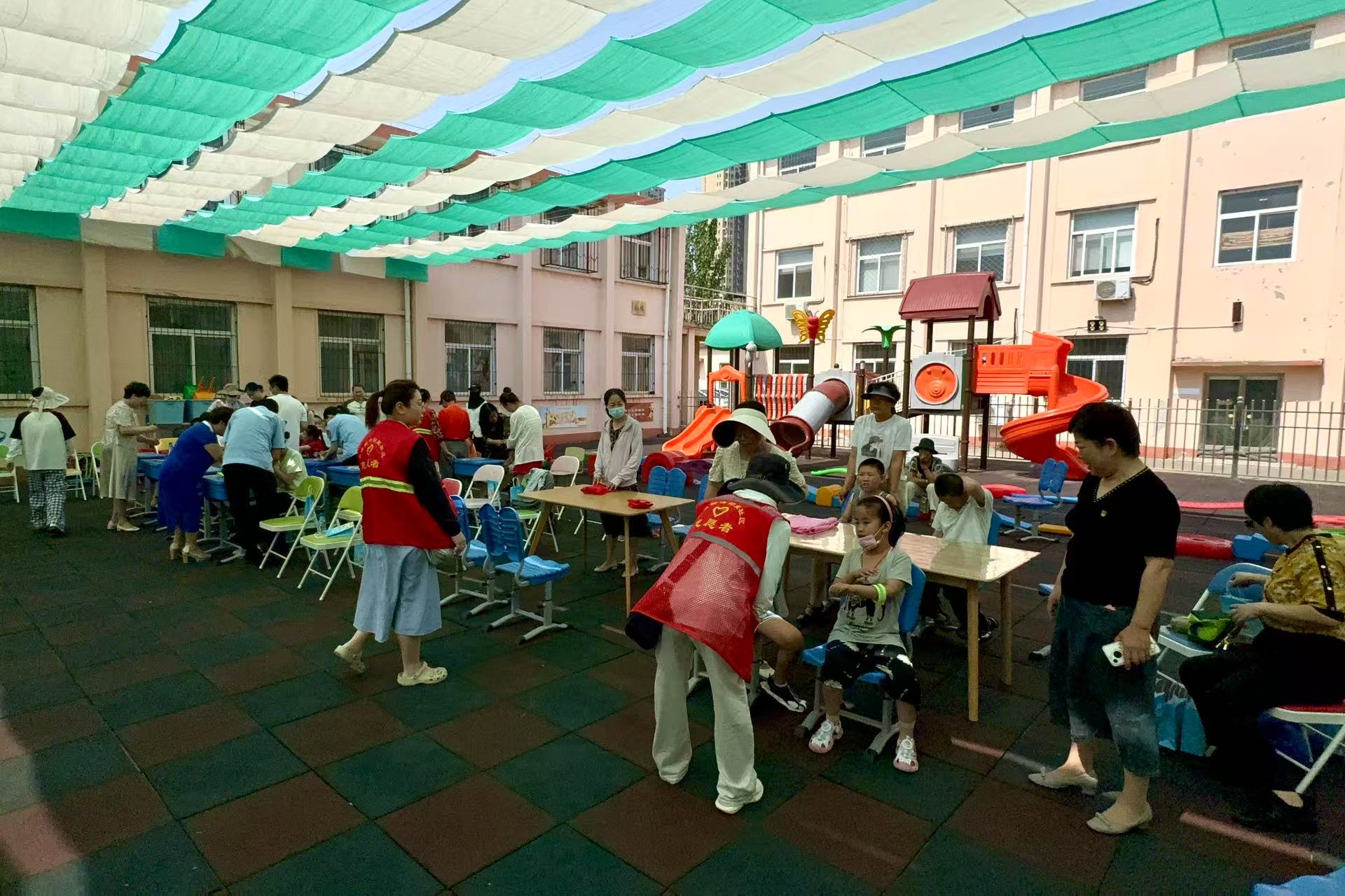 里社区：党旗辉映爱心桥新葡京博彩茶淀街道清园(图3)