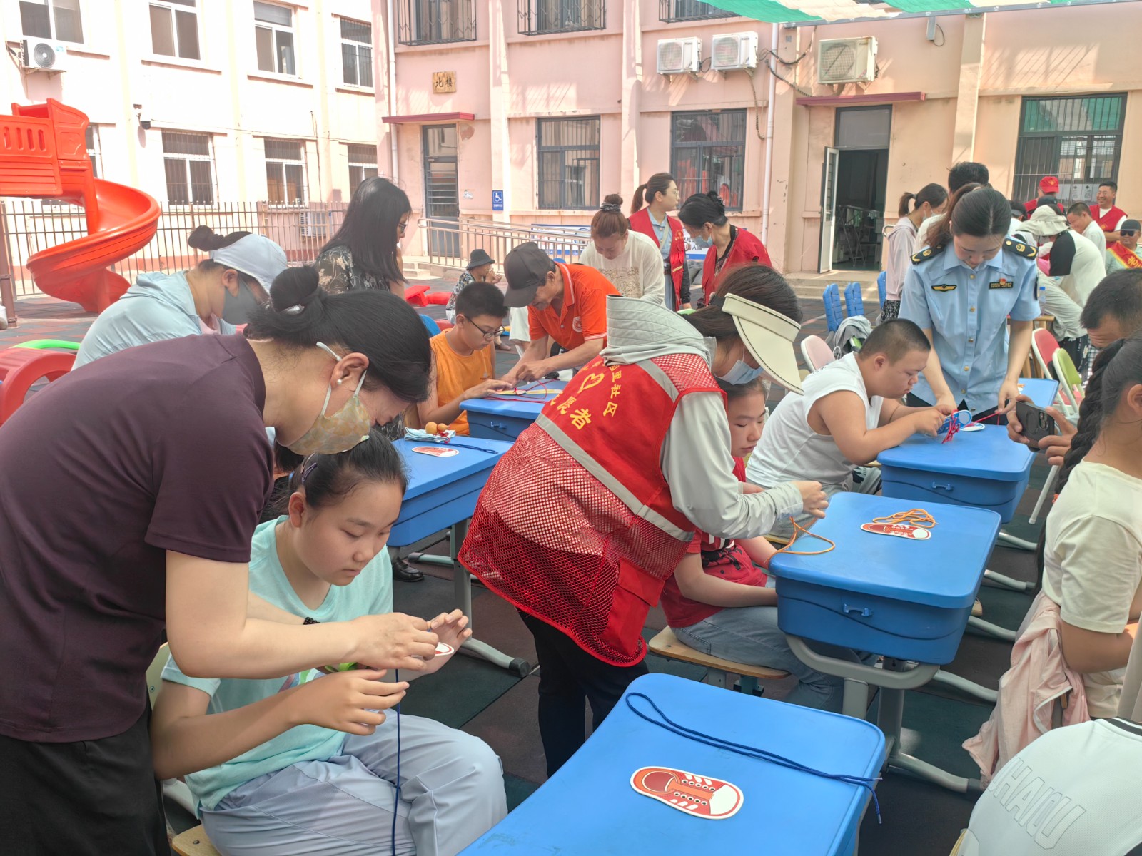 里社区：党旗辉映爱心桥新葡京博彩茶淀街道清园(图4)